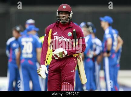 Chris Gayle des Antilles réagira après avoir été rejeté par Graeme Swann d'Angleterre lors du match international One Day au Kia Oval de Londres. Banque D'Images