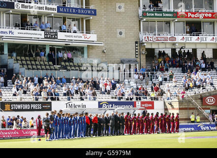 Les joueurs d'Angleterre observent un silence de quelques minutes à la mémoire de Tom Maynard lors du match international One Day au Kia Oval, Londres. Banque D'Images