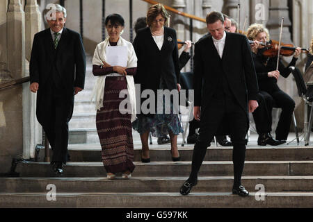 Aung San Suu Kyi, chef de l'opposition au Myanmar (2e à partir de la gauche), arrive à Westminster Hall avec le Président de la Chambre des communes John Bercow (à gauche) et la Baronne Frences d'Souza pour s'adresser aux deux chambres du Parlement le 21 juin 2012 dans le centre de Londres. Banque D'Images