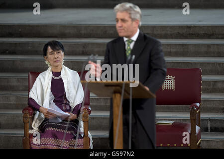 Aung San Suu Kyi, icône de la démocratie au Myanmar, écoute en tant que président de la Chambre des communes britannique John Berkow s'adresse aux deux chambres du Parlement à Westminster Hall, dans le centre de Londres. Banque D'Images