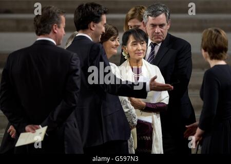 Le Premier ministre David Cameron (à gauche), le chef du Parti travailliste Ed Miliband (2e à gauche), au Québec et épouse de l’ancien Premier ministre Tony Blair, Cherie Blair (3e à gauche),Et l'ancien Premier ministre Gordon Brown (2R) rencontre l'icône de la démocratie du Myanmar Aung San Suu Kyi après son allocution devant les deux chambres du Parlement à Westminster Hall, dans le centre de Londres. Banque D'Images