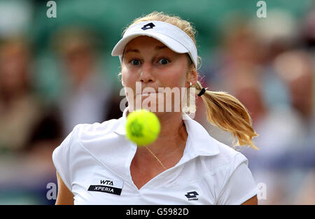 La Russie Ekaterina Makarova en action contre l'Angélique Curber pendant le quatrième jour de l'AEGON International au Parc Devonshire, Eastbourne. Banque D'Images