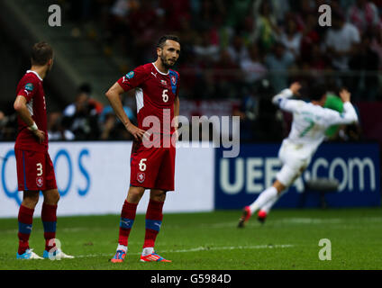 Tomas Sivok (au centre) et Michal Kadlec (à gauche) se tiennent en République tchèque Abattu alors que Cristiano Ronaldo du Portugal célèbre la première fois que son camp a été fêtée but du jeu Banque D'Images