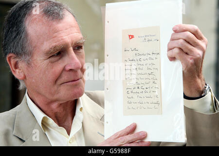 Dr John Martin l'arrière-neveu du Dr John Simpson, qui a péri sur le Titanic, détient une lettre envoyée par le Titanic, dans les anciennes salles de dessin de Harland et Wolff, qui sera exposée cet été au nouveau centre des visiteurs de Belfast dédié au paquebot. Banque D'Images