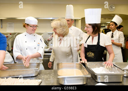 La duchesse de Cornouailles dans les cuisines de Buckingham Palace, dans le centre de Londres. Banque D'Images