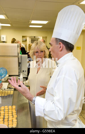 La duchesse de Cornouailles dans les cuisines de Buckingham Palace, dans le centre de Londres. Banque D'Images