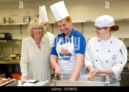 La duchesse de Cornouailles dans les cuisines de Buckingham Palace, dans le centre de Londres. Banque D'Images