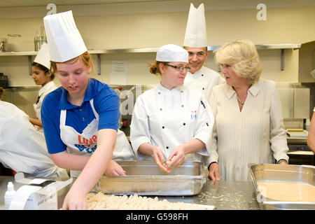 La duchesse de Cornouailles dans les cuisines de Buckingham Palace, dans le centre de Londres. Banque D'Images