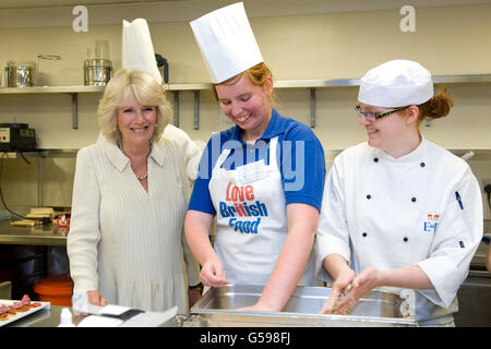La duchesse de Cornouailles dans les cuisines de Buckingham Palace, dans le centre de Londres. Banque D'Images