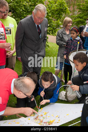 Le Prince de Galles rencontre des élèves de la Wolsey Junior School, à Croydon, qui participent à un « bioblitz » des jardins de Clarence House, dans le centre de Londres, dans le cadre de la semaine nationale des insectes. Banque D'Images