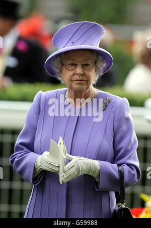 La reine Elizabeth II en parade devant son cheval estimé monté par Ryan Moore gagne le vase de la reine pendant le quatrième jour de la réunion de 2012 de l'Ascot Royal Ascot Racecourse, Berkshire. Banque D'Images