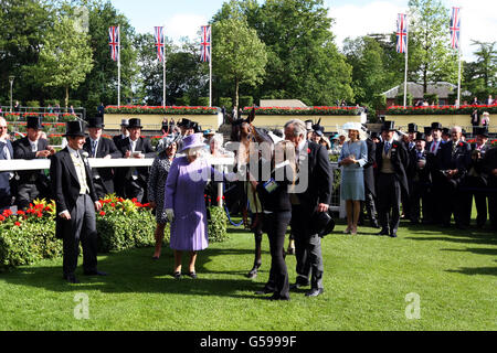 La reine Elizabeth II en parade devant son cheval estimé monté par Ryan Moore gagne le vase de la reine pendant le quatrième jour de la réunion de 2012 de l'Ascot Royal Ascot Racecourse, Berkshire. Banque D'Images