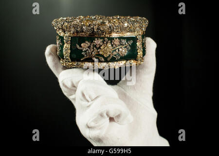 Une boîte à priser de table appartenant à Frederick le Grand de Prusse, incorporant près de 3,000 diamants, qui a été acheté par la reine Mary en 1932, faisant partie de la «Diamonds: Une exposition de Jubilee Celebration, à Buckingham Palace, dans le centre de Londres, du 30 juin au 8 juillet 2012, et du 31 juillet au 7 octobre 2012. Banque D'Images