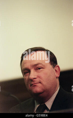 Le ministre britannique de l'Agriculture, Nick Brown, prononce un discours d'ouverture lors de la conférence annuelle de la Commission des viandes et du bétail intitulée « Perspectives de l'avenir », à Londres.Au cours de la conférence, M. Brown a posé des questions sur les problèmes actuels de l'ESB et de la peste porcine * qui ont affecté l'agriculture au Royaume-Uni. Banque D'Images