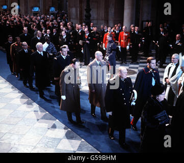 1965 : funérailles de Sir Winston Churchill à la cathédrale Saint-Paul, Londres. La photo montre le roi Constantine de Grèce (à droite, en uniforme), le roi OLAF de Norvège (avec Constantine) et le général de Gaulle de France (derrière Constantine). Banque D'Images