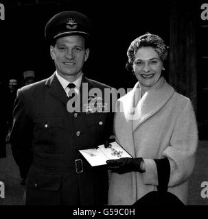 1960 : le capitaine de groupe James 'Johnnie' Johnson, l'as de chasse de la deuxième Guerre mondiale, avec sa femme, Paula, devant Buckingham Palace, Londres,Après avoir été nommé commandant de la division militaire de l'ordre de l'Empire britannique.La Reine mère a tenu l'investiture au nom de la Reine. Banque D'Images