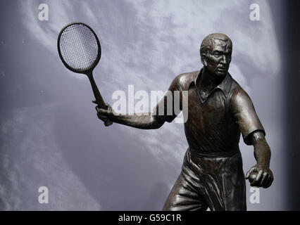 La statue de Fred Perry au cours du deuxième jour des Championnats de Wimbledon 2012 au All England Lawn tennis Club, Wimbledon. Banque D'Images