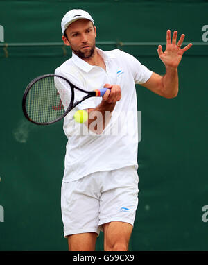 Ivo Karlovic en Croatie contre Dudi Sela en Israël le troisième jour des Championnats de Wimbledon 2012 au All England Lawn tennis Club, Wimbledon. Banque D'Images