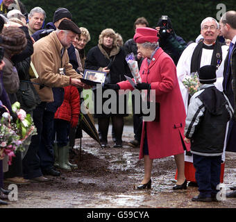 La reine Elizabeth II observe son pas à l'extérieur de l'église Saint-Pierre, Saint-Paul à West Newton, à Norfolk, comme elle salue les voeux après avoir assisté au service de l'église. Banque D'Images