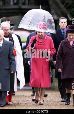 La reine Elizabeth II observe son pas à l'extérieur de l'église Saint-Pierre, Saint-Paul à West Newton, Norfolk, après avoir assisté au service de l'église avant la fin de sa pause de noël à Sandringham. Banque D'Images