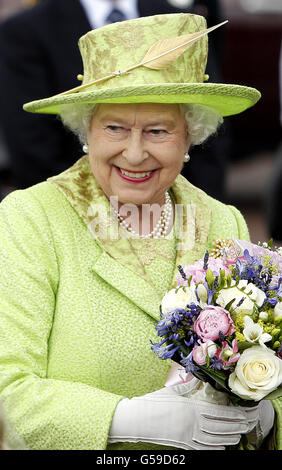 La reine Elizabeth II visite le parc de Stormont à Belfast, au cours d'une visite de deux jours en Irlande du Nord dans le cadre de la visite du Jubilé de diamant. APPUYEZ SUR ASSOCIATION photo. Date de la photo: Mercredi 27 juin 2012. Voir l'histoire de PA ROYAL Queen. Le crédit photo devrait être le suivant : Julien Behal/PA Wire Banque D'Images