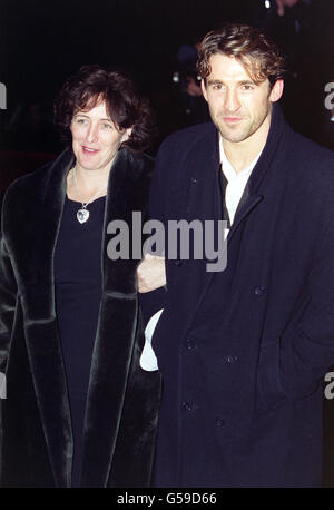 L'acteur Jonathan Cake et l'actrice Fiona Shaw arrivent aux Prix du film standard du soir à l'hôtel Savoy de Londres. Banque D'Images