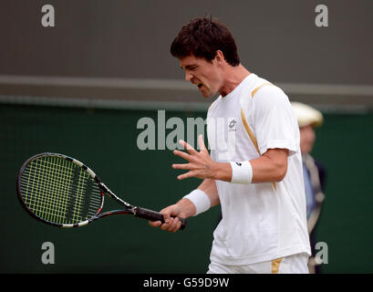 Jamie Baker, en Grande-Bretagne, laisse s'envoler ses frustrations lors de son match contre Andy Roddick, aux États-Unis, le troisième jour des championnats de Wimbledon 2012 au All England Lawn tennis Club, à Wimbledon. Banque D'Images