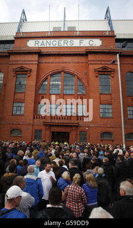 Les Rangers manifestent lors d'une manifestation à l'extérieur du stade Ibrox, à Glasgow. Banque D'Images