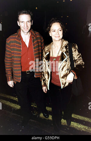 L'acteur Ralph Fiennes et son partenaire, l'actrice Francesca Annis, arrivent au New Ambassadors Theatre, à Londres, pour assister à la soirée de prévisualisation de l'exposition One Woman Berkoff's Women, écrite par Steven Berkoff. Banque D'Images