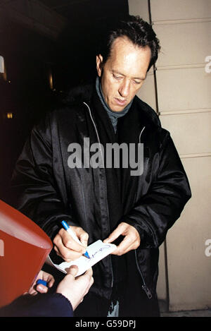 L'acteur Richard E Grant signe des autographes à son arrivée au New Ambassadors Theatre, à Londres, pour assister à la soirée de prévisualisation du spectacle One Woman Berkoff's Women, écrit par Steven Berkoff. Banque D'Images