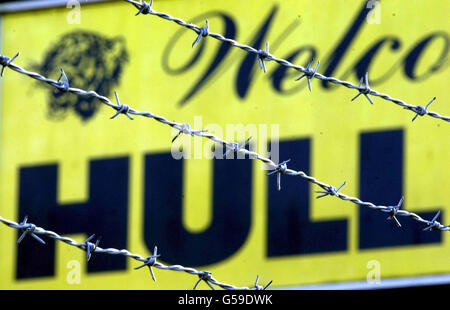 Les fonctionnaires du stade Boothferry Park de Hull City ont été fermés à clé, après que le propriétaire du terrain David Lloyd ait fait changer les écluses. Le club, qui fait face à une ordonnance de liquidation de la part des douanes et de l'accise devant la haute Cour de plus de 500,000 en TVA impayée, doit également Lloyd. * ...l'ancien capitaine de la coupe Davis de tennis de Grande-Bretagne, des milliers de livres en loyer comme il possède toujours le terrain après la vente du club à un groupe d'hommes d'affaires locaux. Banque D'Images