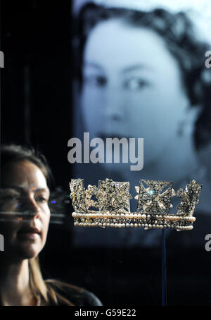 Caroline de Guitaut, conservatrice d'une nouvelle exposition au Palais de Buckingham, Londres, dans laquelle les bijoux recueillis par six monarques sur trois siècles seront exposés pour marquer le jubilé de diamant de la Reine cet été. Ils comprennent le Diamant Diadem (en photo) qui apparaît sur les timbres et quelques pièces et billets de banque et qui est l'un des bijoux les plus reconnus de la Reine. Banque D'Images