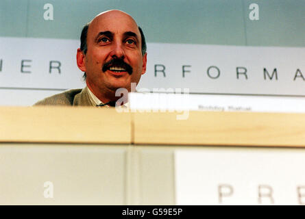 Bobby Rahal, directeur général et chef de la course du Grand prix Jaguar, lors d'une conférence de presse dans le centre de Londres, pour annoncer que l'ancien pilote de course autrichien Niki Lauda rejoint Jaguar en tant que directeur général.* Lauda, qui est revenu à la course sept semaines seulement après avoir subi d'horribles brûlures lors d'un accident au Grand Prix d'Allemagne 1976, sera principalement responsable de tous les engagements de Jaguar en F1 et aidera Aston Martin à relever le défi de la course de 24 heures du Mans.La nouvelle division du Premier Automotive Group est créée pour superviser, coordonner et soutenir le Banque D'Images