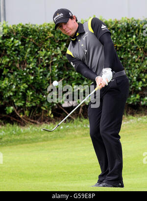 Northern Irelands Rory McIlroy Chips pendant la deuxième journée de l'Open d'Irlande au Royal Portrush Golf Club, Portrush. Banque D'Images