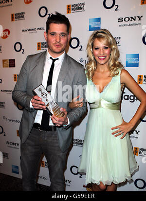 Michael Bublé et son épouse Luisana Lopilato à l'hôtel Hilton de Londres, pour les prix de la clef d'argent Nordoff Robbins O2. Banque D'Images