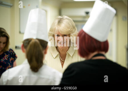 La duchesse de Cornouailles dans les cuisines de Buckingham Palace, dans le centre de Londres. Banque D'Images