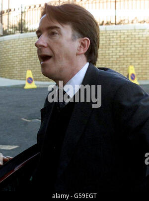 L'ancien ministre de l'Irlande du Nord Peter Mandelson arrive aux jeunes chefs d'État travaillistes de North Sheilds, Tyne et Wear. M. Mandelson a insisté sur le fait qu'il se présentera comme député de Hartlepool lors des prochaines élections générales, il croit qu'il a le soutien de ses électeurs * ... et qu'il est en train de remaner la prochaine bataille avec des candidats comme l'ancien dirigeant syndical des mineurs, Arthur Scargill. S'exprimant sur la BBC radio Cleveland, M. Mandelson a déclaré au présentateur Alan Wright qu'il espérait que les médias lui laisseraient seul et lui permettraient de se concentrer sur des questions importantes pour ses électeurs locaux. Banque D'Images