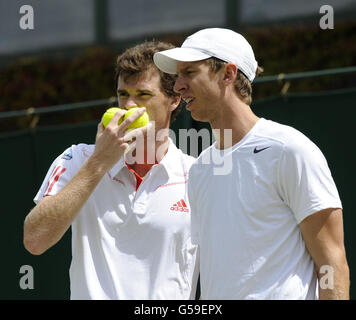 Jamie Murray (à gauche) de la Grande-Bretagne avec Eric Butorac des États-Unis dans leur double match contre Arnaud Clement en France et Michael Llodra pendant le cinquième jour des Championnats de Wimbledon 2012 au All England Lawn tennis Club, Wimbledon. Banque D'Images