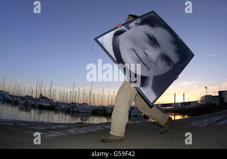 Le photographe Frank Thieblemont porte l'une de ses photos du marin Ellen MacArthur, la femme anglaise de 24 ans qui est en ligne pour venir 2e dans le Vendee Globe autour de la course mondiale de voile, pour terminer le week-end aux Sables d'Olonne, France. * des préperations sont faites pour les célébrations, 30 mille membres du public sont attendus pour regarder la fin. Banque D'Images