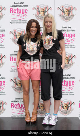 Caroline Flack, présentatrice à la télévision, et Lauren Laverne, DJ à la dernière étape du Mascarathon Benefit Cosmetics à Spitalfields, Londres, qui recueille des fonds et sensibilise l'organisme de charité contre la violence domestique chez les femmes refuge. Banque D'Images