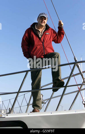 Merfyn Owen, concepteur de bateaux, photographié à Ocean Village à Southampton . Owen, qui a conçu Kingfisher, le bateau qu'Ellen MacArthur a navigué dans la course Vendee Globe pour devenir la plus jeune personne et la plus rapide femme à naviguer à une seule main dans le monde. * ...aujourd'hui a dit qu'il espérait que ses réalisations résulteraient en plus d'enfants s'impliquant dans la voile. MacArthur doit revenir à Southampton cet après-midi. Banque D'Images