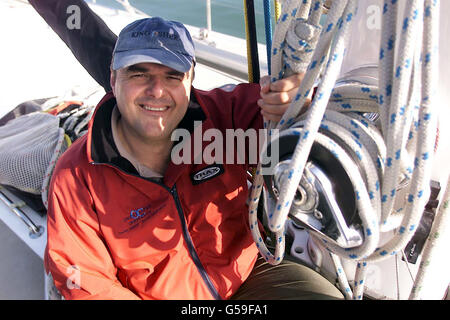 Merfyn Owen, concepteur de bateaux, photographié à Ocean Village à Southampton . Owen, qui a conçu Kingfisher, le bateau qu'Ellen MacArthur a navigué dans la course Vendee Globe pour devenir la plus jeune personne et la plus rapide femme à naviguer à une seule main dans le monde. *... aujourd'hui a dit qu'il espérait que ses réalisations résulteraient en plus d'enfants s'impliquant dans la voile. MacArthur doit revenir à Southampton cet après-midi. Banque D'Images