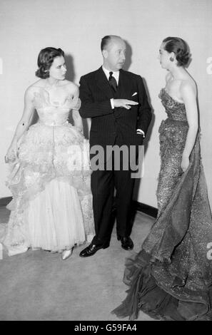 Les mannequins de Paris sont les grands phares de la mode à Londres, alors que le célèbre designer français Christian Dior présente ses premières défilés de mode en Grande-Bretagne à l'hôtel Savoy. Banque D'Images