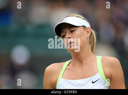 Maria Sharapova, de Russie, réagit contre Sabine Lisicki, de l'Allemagne, lors du septième jour des championnats de Wimbledon 2012 au All England Lawn tennis Club, Wimbledon. Banque D'Images