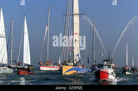 Yachtswoman Ellen MacArthur arrive en Angleterre après sa fin record dans la course Vendee Globe. L'enfant de 24 ans de Derbyshire est devenu la plus jeune personne et la plus rapide femme à parcourir le monde d'une seule main. * Ellen a navigué dans le Solent après le phare des aiguilles dans Southampton Water, arrivant à Ocean Village Marina Southampton. Banque D'Images