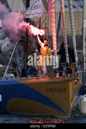 Yachtswoman Ellen MacArthur arrive en Angleterre après sa fin record dans la course Vendee Globe.L'enfant de 24 ans de Derbyshire est devenu la plus jeune personne et la plus rapide femme à parcourir le monde d'une seule main.Ellen a navigué dans le Solent en passant le phare de Needles jusqu'à Southampton Water, en arrivant à Ocean Village Marina Southampton. Banque D'Images