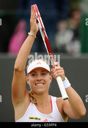 L'Angélique Curber d'Allemagne célèbre la défaite des Kim Clijsters de Belgique lors du septième jour des Championnats de Wimbledon 2012 au All England Lawn tennis Club, Wimbledon. Banque D'Images