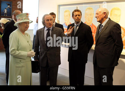 La reine Elizabeth II parle avec Sir Jackie Stewart en train de voir un portrait du chauffeur par les artistes Theo Platt et Michael Turner (à l'extrême droite) lors d'une visite à la Galerie nationale écossaise de portrait à Édimbourg. Banque D'Images