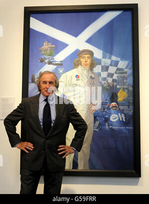 Sir Jackie Stewart se trouve à côté d'un portrait de lui-même qui a récemment été exposé au Scottish National Portrait Gallery d'Édimbourg, peu avant que la reine Elizabeth II ne visite la galerie. Banque D'Images