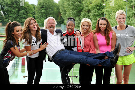 Sir Richard Branson au club de santé Virgin Active à Chiswick sud-ouest de Londres, avec (de gauche à droite) Chelsee Healey, Zoe Hardman, Angellica Bell, Lydia Bright, Michelle Heaton, Et Nell McAndrew, qui prendront tous part au triathlon Virgin Active London du 22 au 23 septembre. Banque D'Images